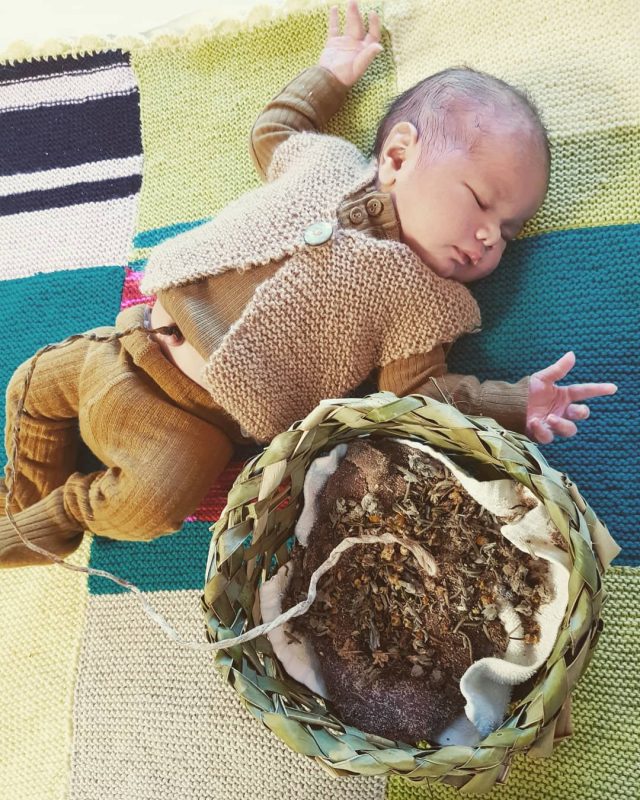 Lotus birth, il cordone non si recide, placenta e neonato restano legati fino alla naturale essicazione del cordone © instagram/davina_thompson